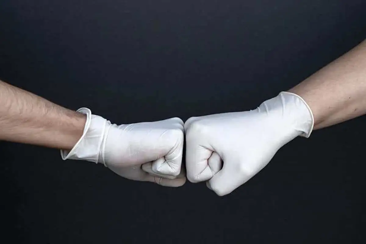 Krise als Chance: Fistbomb, zwei Fäuste in Latexhandschuhen grüssen