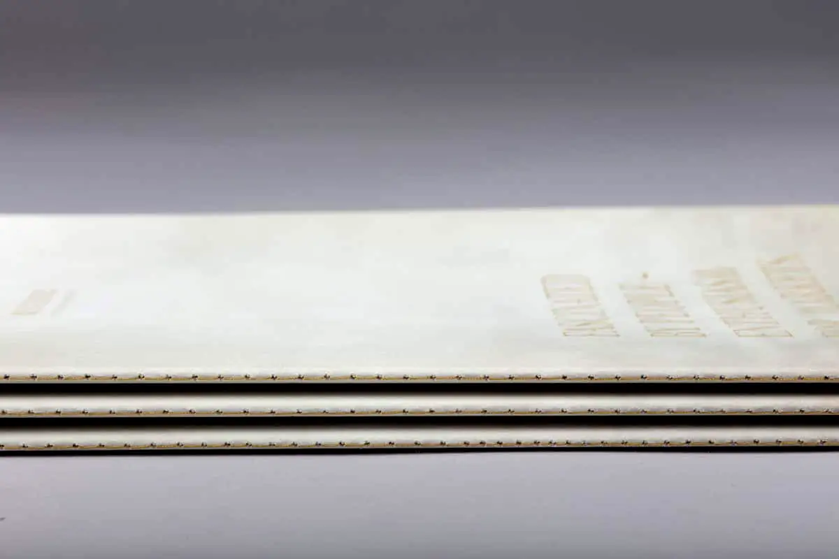 Brochüre mit Stepstichheftung und hochwertigem Papier, Logo Blindprägung